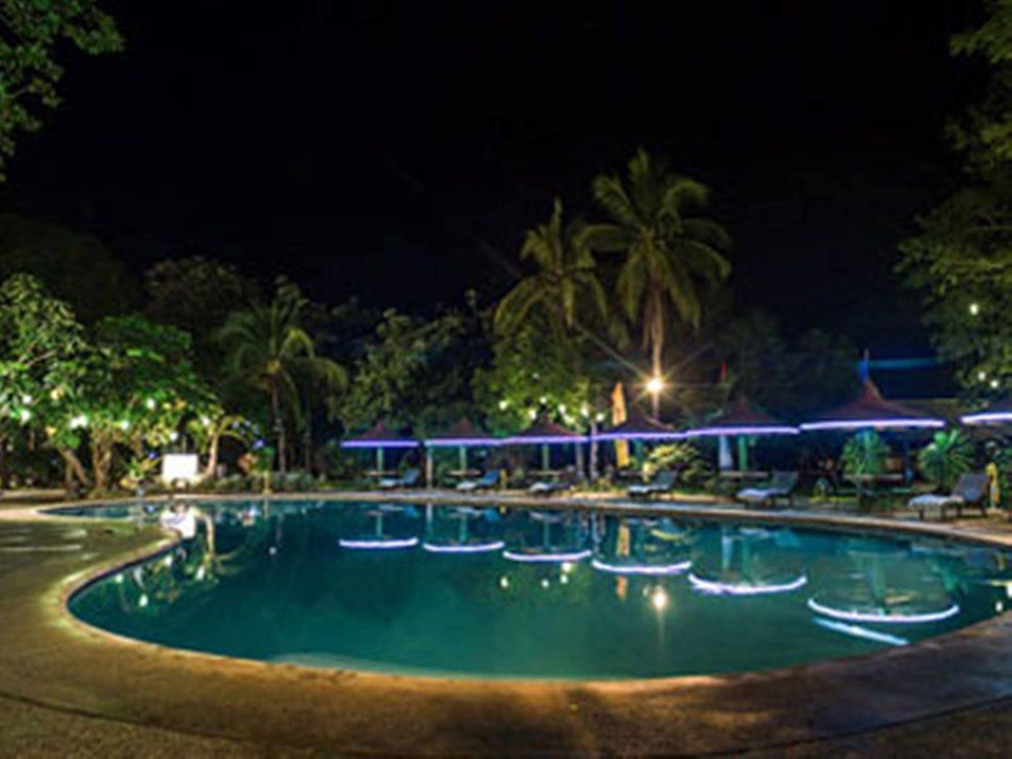 Matabungkay Beach Hotel ليان المظهر الخارجي الصورة